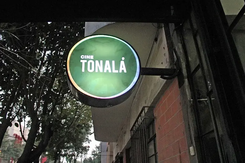 Letrero y fachada de Cine Tonalá