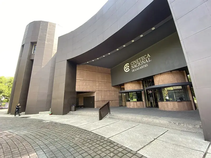 Fachada de la Cineteca Nacional de las Artes