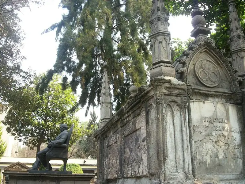 Patio del Panteón de San Fernando